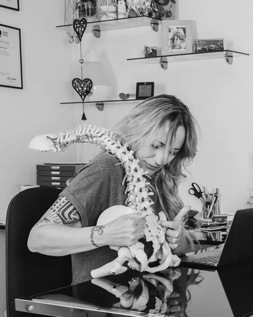 Sophie Antille, fondatrice Humans Cloud, montrant une colonne vertébrale lors d’un cours en ligne