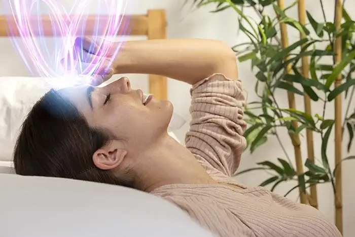 Femme pratiquant l’autohypnose selon la méthode Dave Elman pour apaiser le mental et retrouver la sérénité intérieure