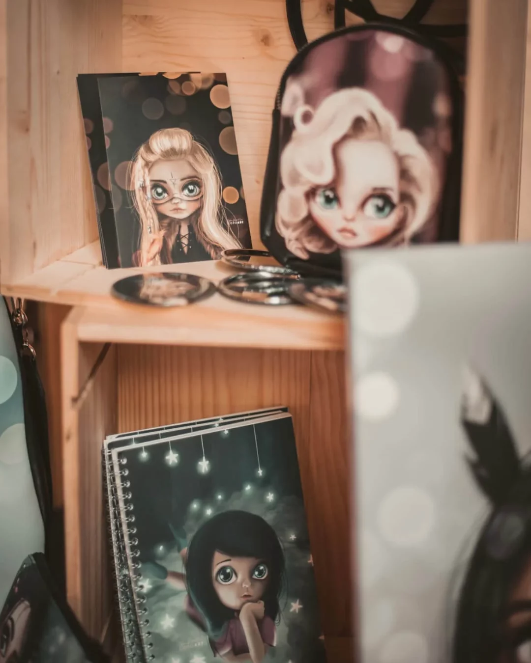 Sylvie Roduit COROART avec ses posters et livres – graphiste illustratrice et créatrice d’art visuel