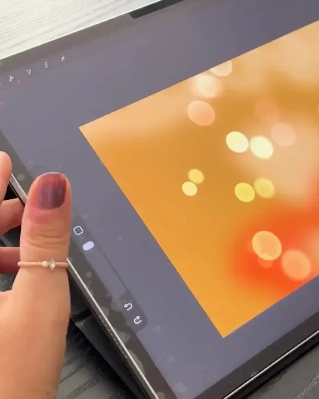 L'illustratrice Sylvie Roduit montre comment dessiner pour libérer ses émotions en créant une œuvre apaisante sur tablette pour le cours sur la sérénité.