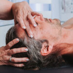 Pratique de la formation craniosacrale : toucher thérapeutique sur les os du crâne et les membranes.