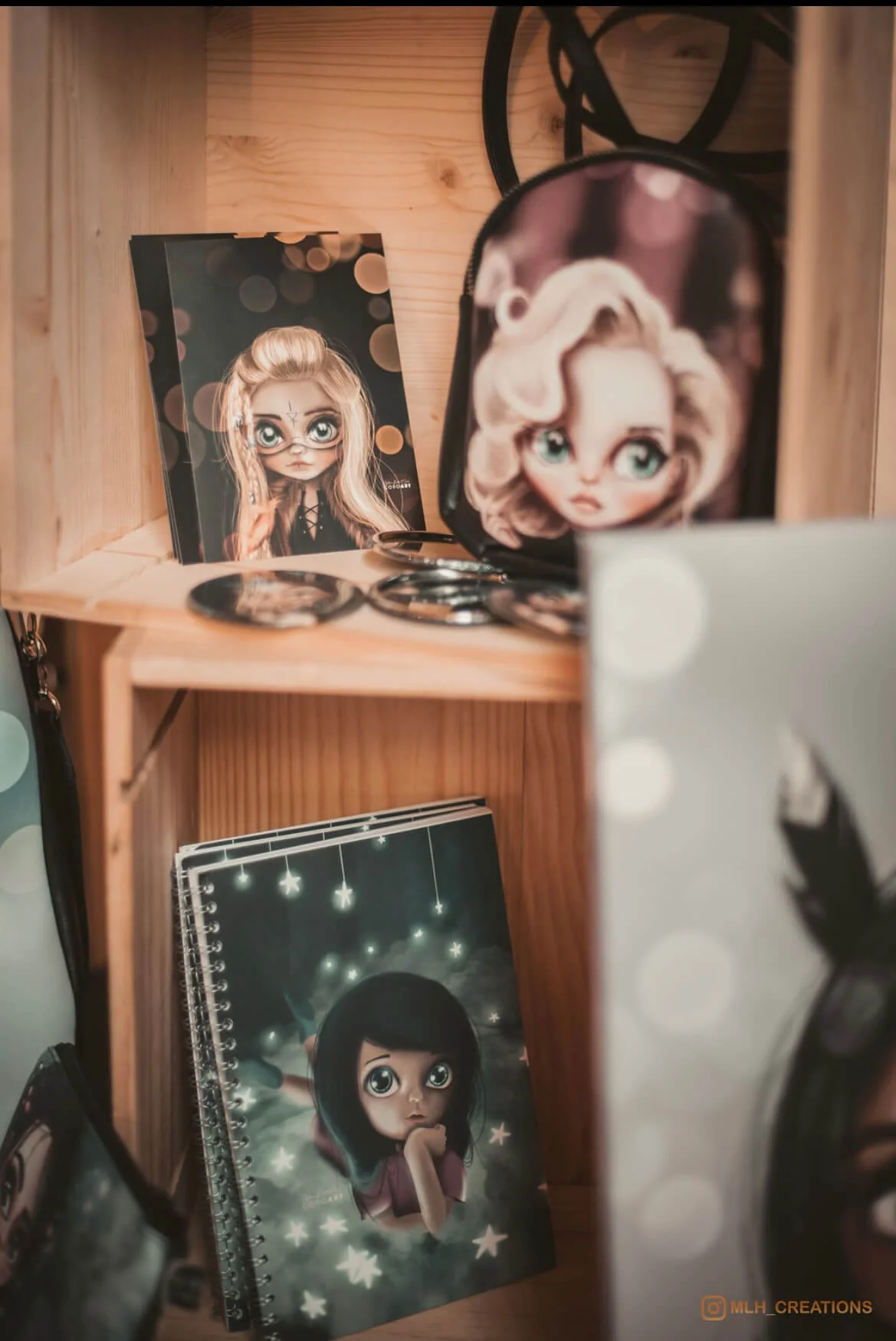 Sylvie Roduit COROART avec ses posters et livres – graphiste illustratrice et créatrice d’art visuel