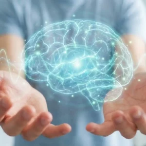 Femme debout au milieu d'une rue en mouvement, visage heureux et serein, entourée d'une bulle d'ondes cérébrales bleues.