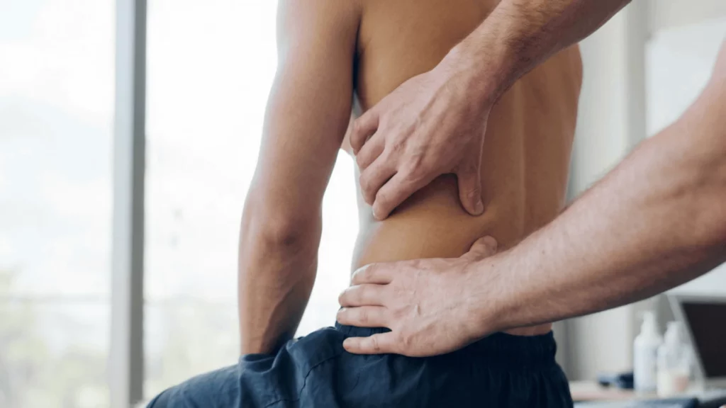 Technique de muscle energy du bassin réalisée en thérapie manuelle douce pour libérer les tensions lombaires et améliorer la mobilité du bassin