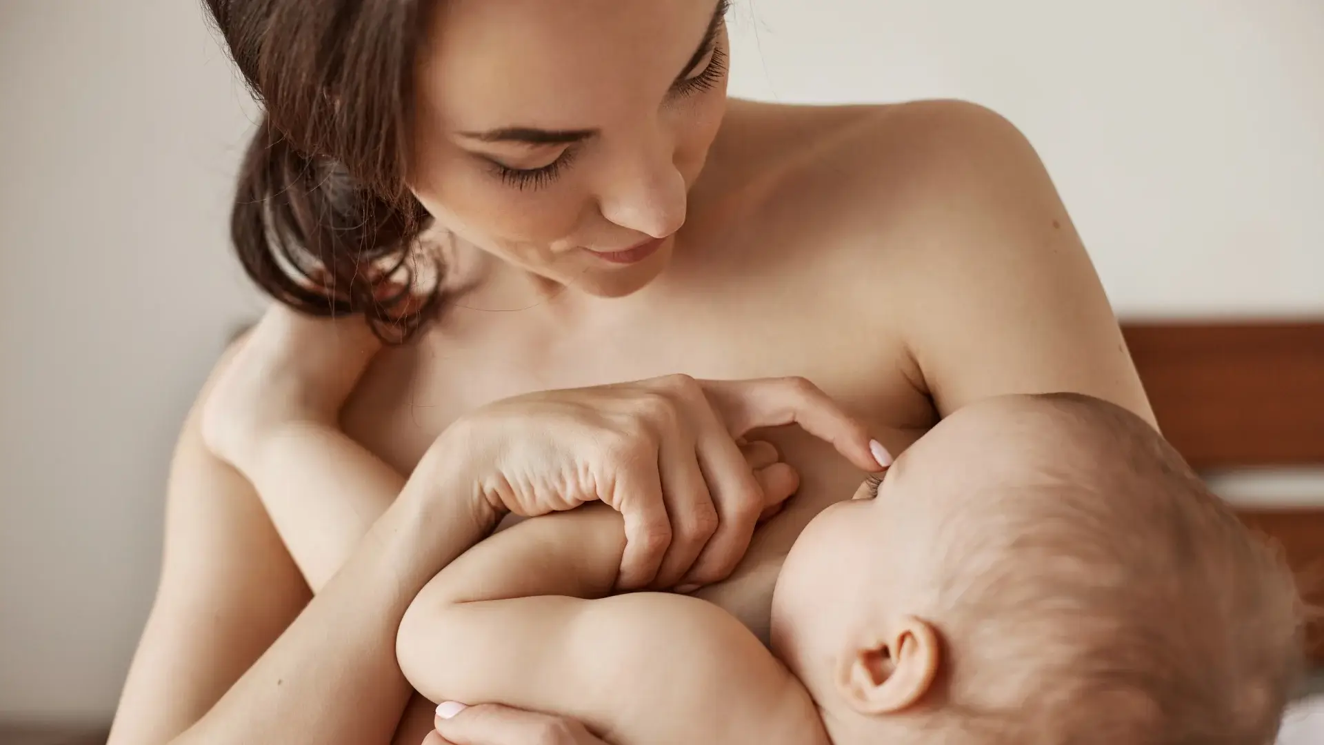 Maman allaitant son bébé illustrant le webinaire allaitement avec Sophie Antille